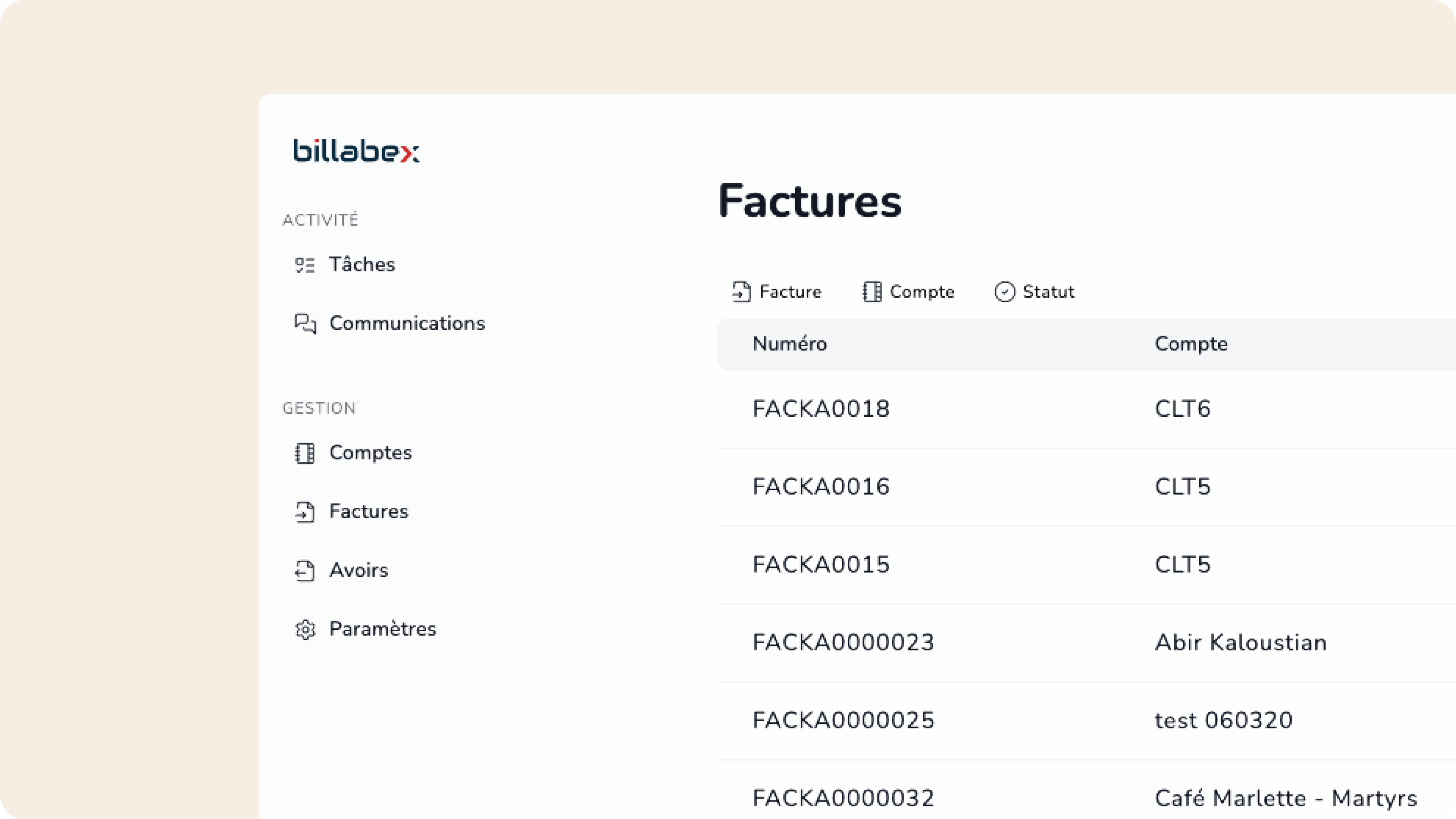 Interface de Billabex affichant une liste de factures avec numéro et compte, et un menu latéral avec les sections Tâches, Communications, Comptes, Factures, Avoirs et Paramètres